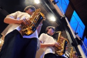 Kammermusik f�r acht Saxaphone: Mit Eric Osterlings "Saxology" begeisterte das Saxophon-Register das Publikum. "Unsere Musik heilt den November-Blues", bliesen die "Blues Brothers and Sisters" dem Tr�bsal kr�ftig den Marsch. Frohes Gem�t kann Schnee in Feuer verwandeln. Der Nachwuchs hat es bewiesen.